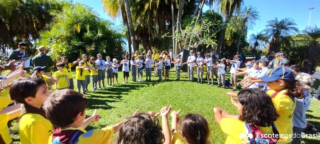 Alcateia em uma atividade coletiva no gramado.